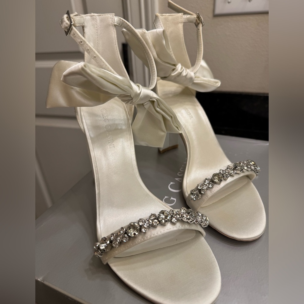 Oleg Cassini Cream Heels with Bow and Rhinestones - Picture 2 of 2